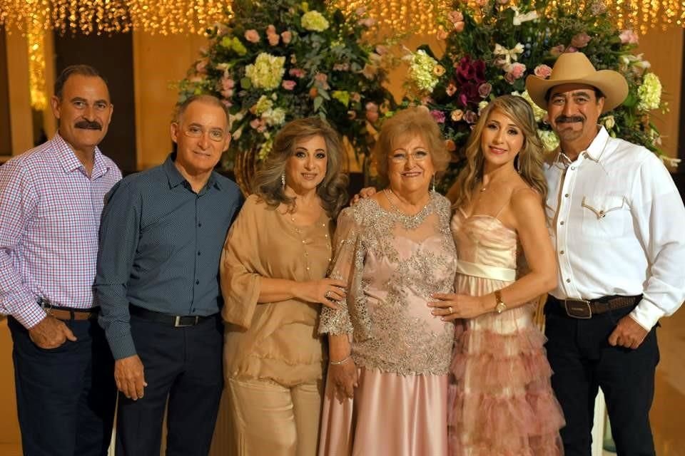 Aradio Zambrano, Alberto Zambrano, Mireya Zambrano de Elizondo, Elisa Elizondo de Zambrano, Marissa Zambrano de Galindo, y  Gabriel Zambrano, hijos de la festejada