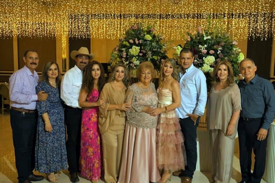 Aradio Zambrano, Amparo de Zambrano, Gabriel Zambrano, Maribel de Zambrano, Mireya de Elizondo, la festejada, Marissa de Galindo, Héctor Galindo, Nereyda de Zambrano y Alberto Zambrano