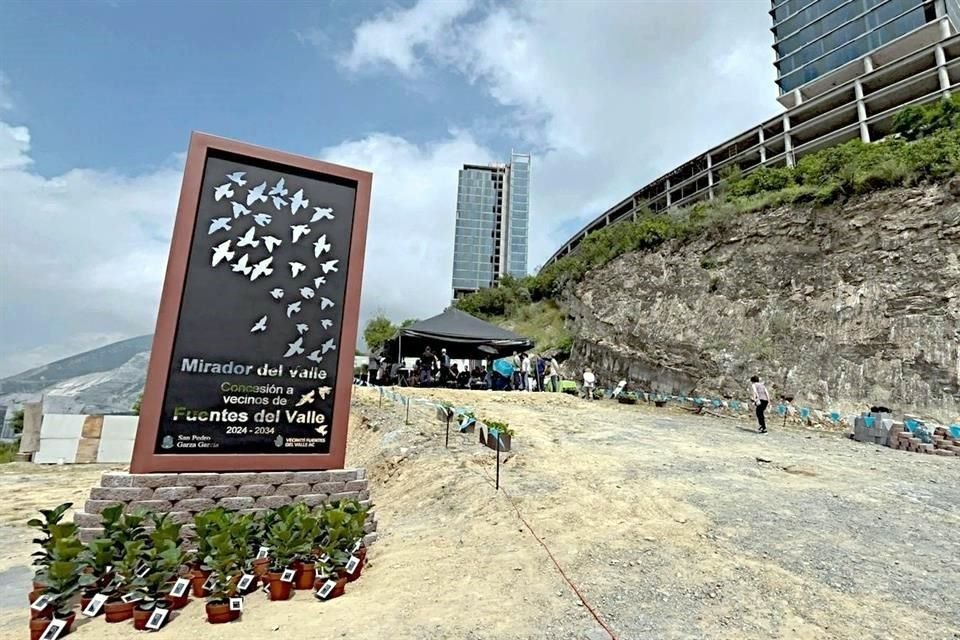 En el mismo evento, un grupo de Vecinos de Fuentes del Valle también conmemoró el 178 aniversario de la Batalla de Monterrey.