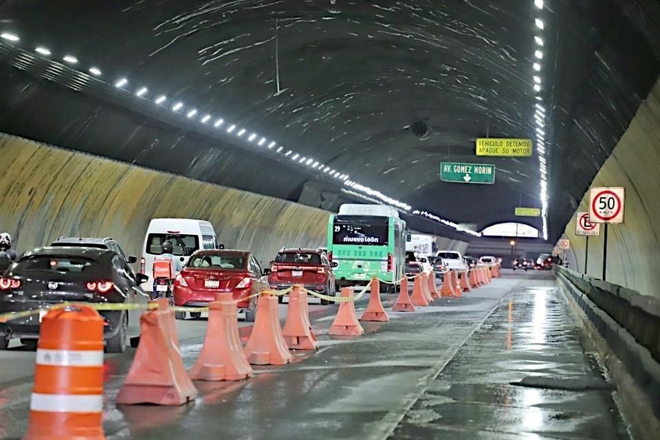 Según el Mandatario, entre ayer y hoy se abrirían a la circulación los tres carriles, pero anoche aún habían embotellamientos en dirección a San Pedro por el cierre de uno de los carriles.