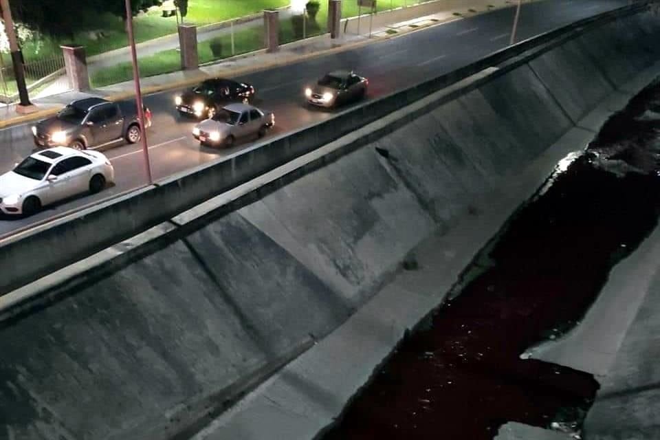 Vecinos de la Col. Las Puentes reportaron la noche del lunes que por el arroyo corría un líquido rojo y con un olor desagradable. 