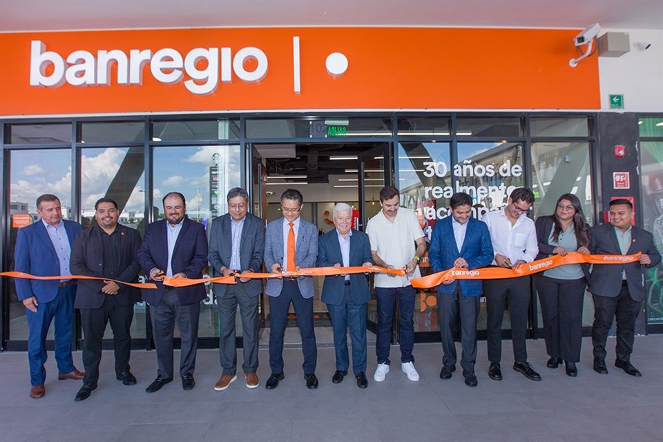 En el corte del listón figuran: Octavio Silva, Héctor Olivo, Jesús González, Tadeo Cárdenas, Calvin Kang, Héctor Cantu, Andrés Parás, Enrique Cisneros, Carlos Viveros, Lily Coronado y Yair Garza.