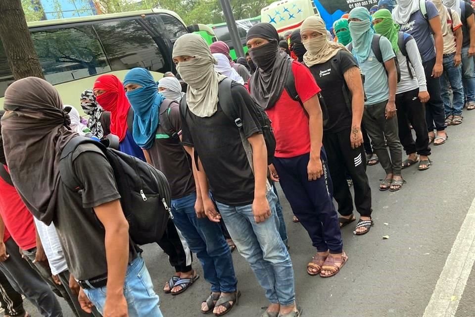 Normalistas de Ayotzinapa llegaron al Senado a bordo de varios autobuses.