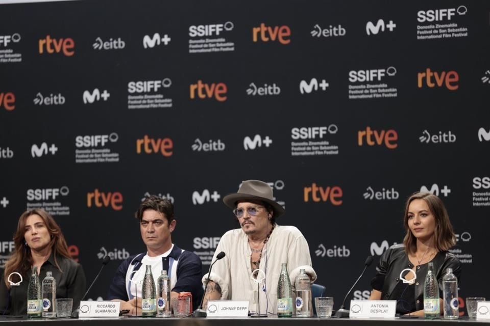 Depp, de 61 años, contó que el proyecto le llegó con una llamada del actor Al Pacino, quien le propuso dirigirla.