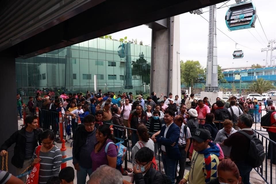 Simpatizantes del Presidente Andrés Manuel López Obrador acudieron a la apertura del sistema, en la estación