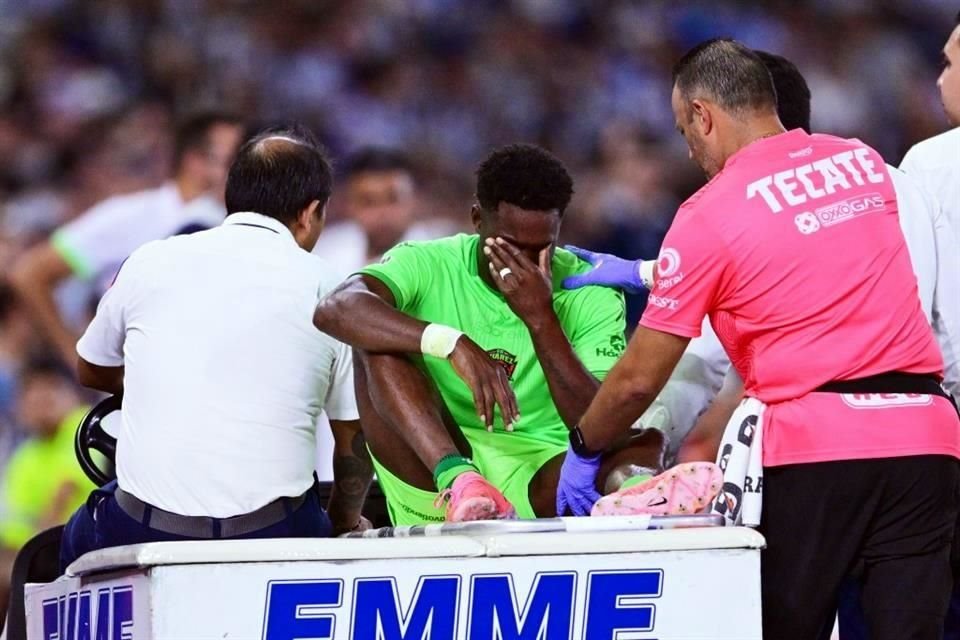 El colombiano salió entre lágrimas del Estadio Monterrey.