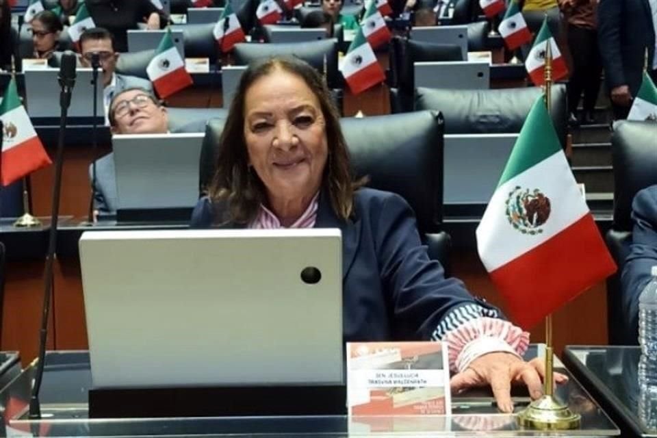 La senadora morenista Lucía Trasviña, de Baja California Sur, fue alcanzada por los efectos de la explosión de uno de los petardos.