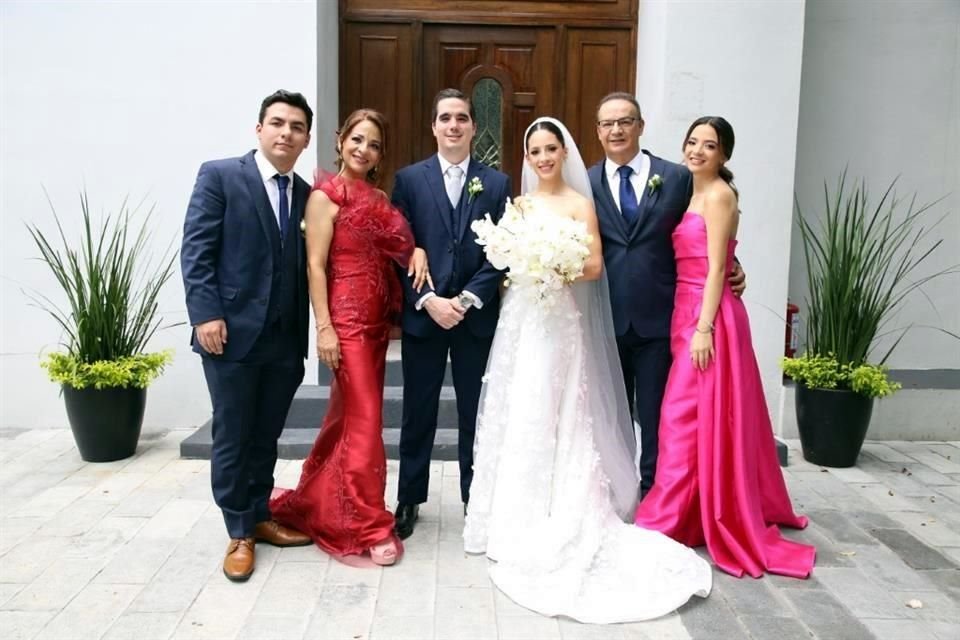 FAMILIA DE LA NOVIA Alejandro Dávila Doria, Lily Doria, Víctor García, Fernanda Dávila, Fernando Dávila Delgado y Daniela Dávila Doria