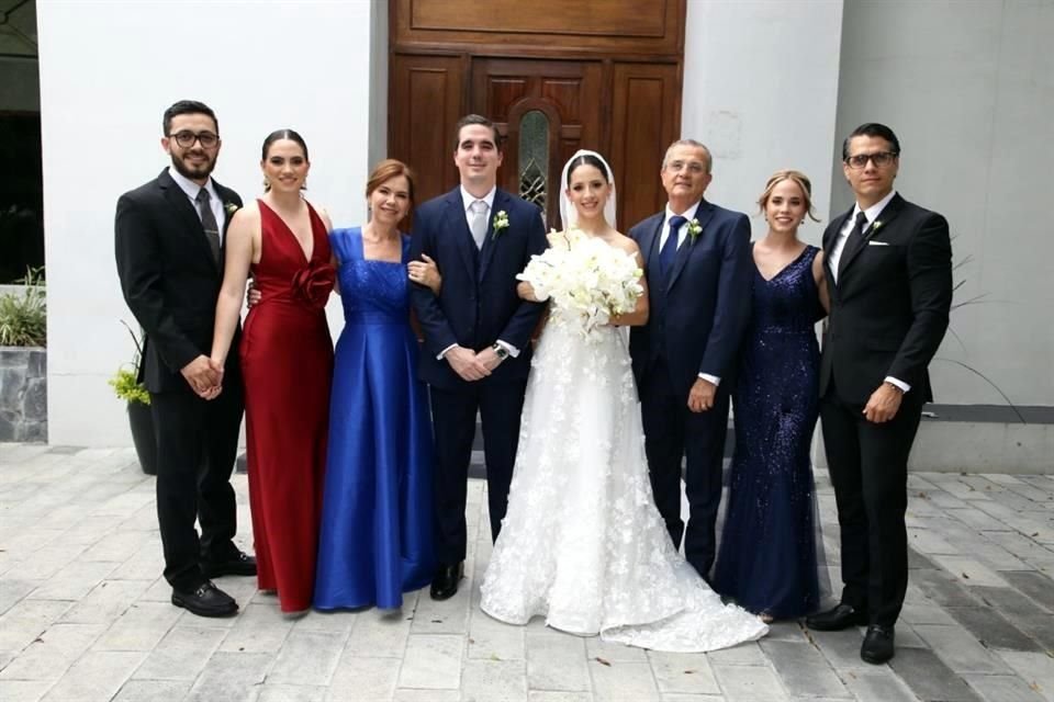 FAMILIA DEL NOVIO José Carlos García Ayup, Daniela García Canales, Gabriela Canales González, Victor García, Fernanda Dávila, Victor García Maza, Ana Gaby García Canales y Eduardo Campa González