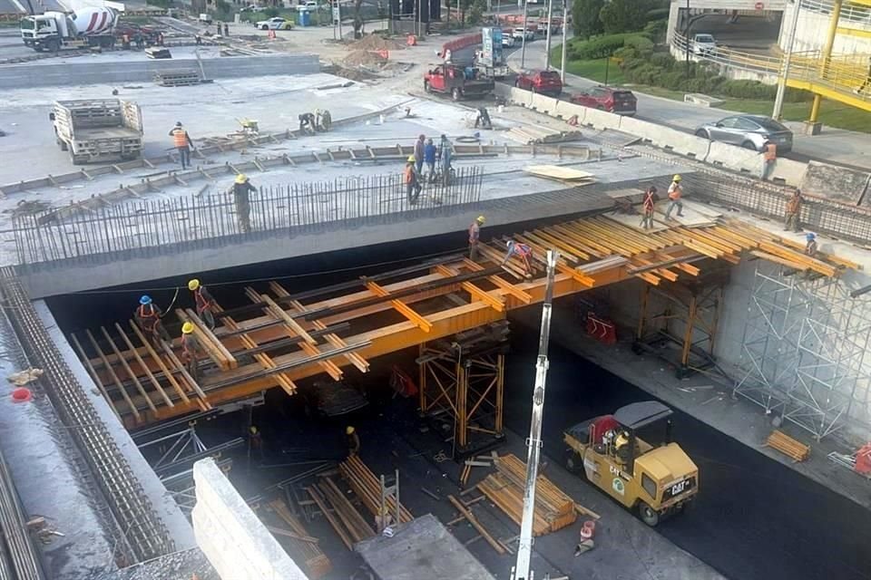 El Gobierno de Monterrey informa por cierres viales en carriles inferiores de la Avenida Paseo de los Leones por uso de maquinaria pesada.