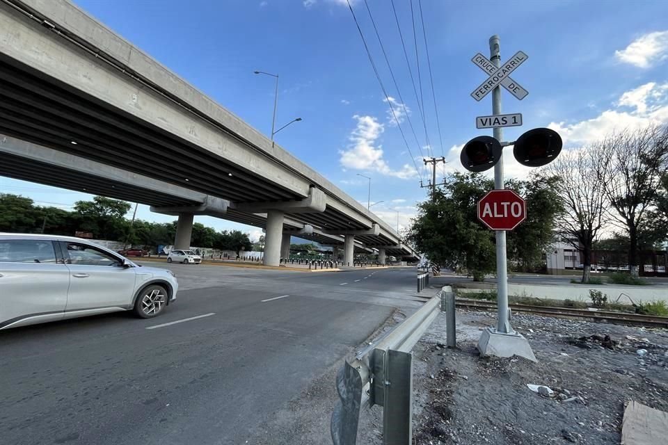 El Municipio de Monterrey y Kansas City Southern de México instalaron semáforos, campanas y luces en el paso del tren, bajo el Puente Churubusco.