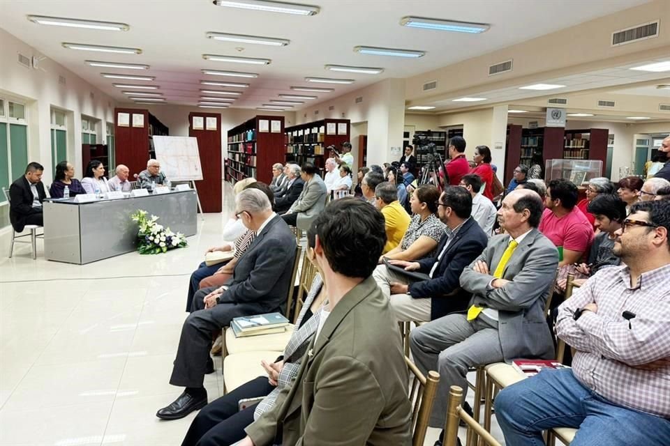 Directivos de la Facultad de Economía de la UANL y promotores del acervo documental durante el anuncio.