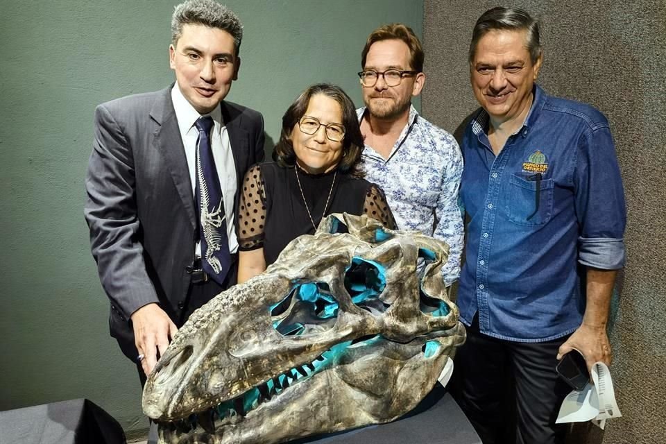 Junto a la reconstrucción del cráneo del Abocania aguillonae posan Héctor Rivera (izq. a der.), Martha Carolina Aguillón, Nicholas Longrich y el director del Museo del Desierto, Arturo González.