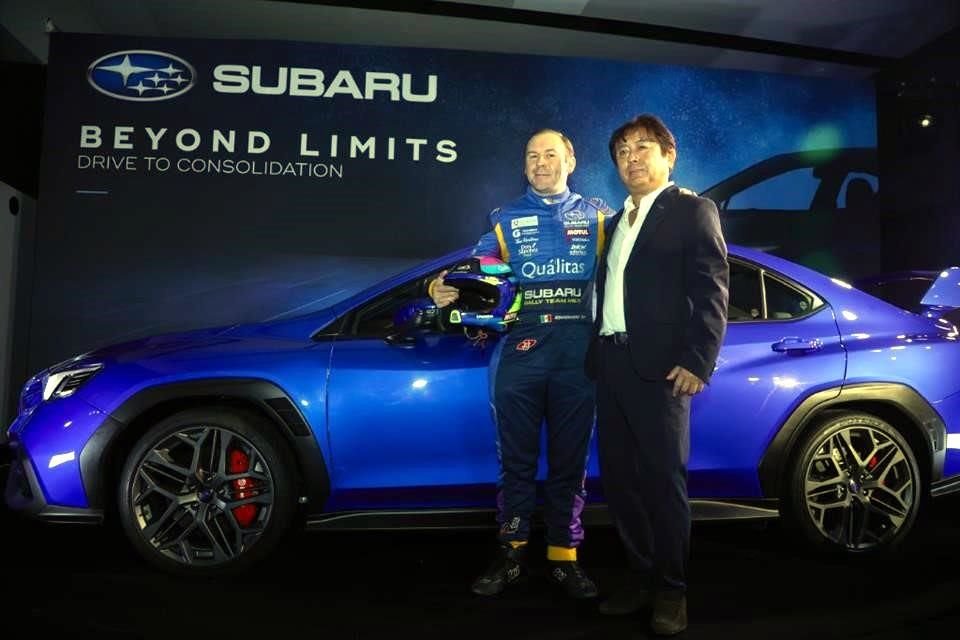 El piloto Pancho Name con Nobuyuki Fukushima, Presidente de Subaru México.