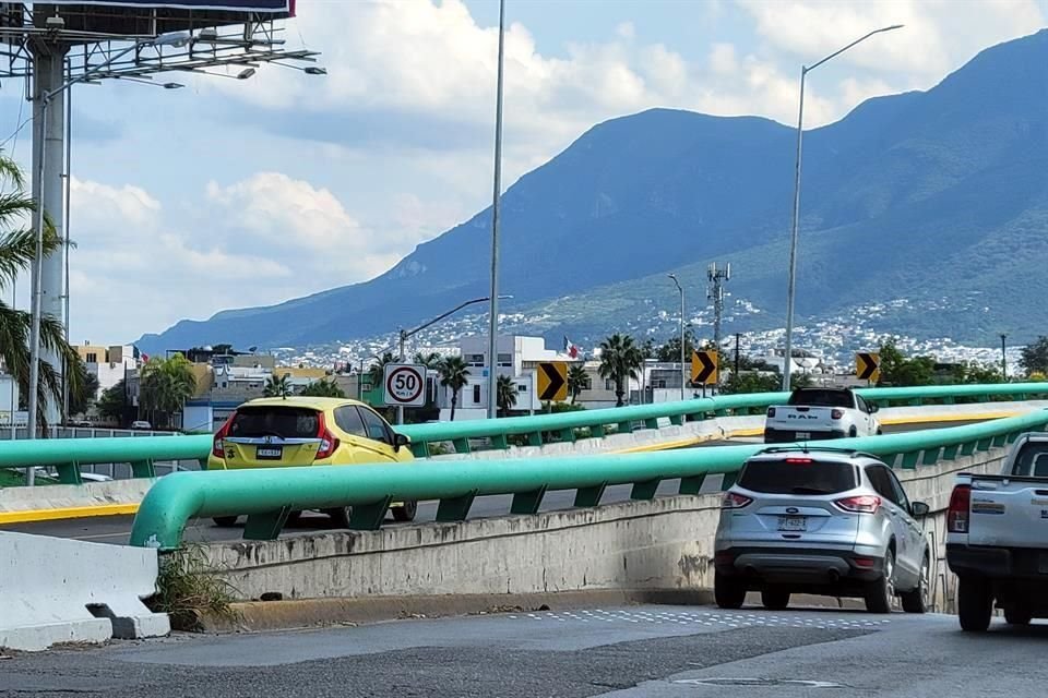 En el tramo de la Avenida Miguel Alemán en el Municipio de Guadalupe, están pintados de color verde, que también está en los colores del PRI.