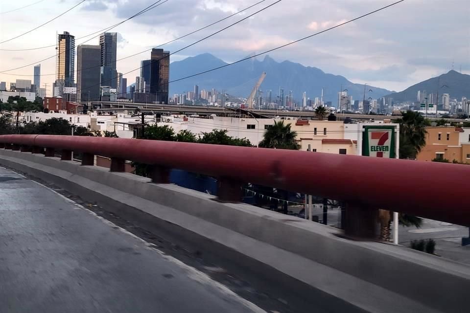 La mayoría de los barandales en el municipio sampetrino son de color rojo, como  éste en el Bulevar Díaz Ordaz y los que están sobre la Avenida Morones Prieto.