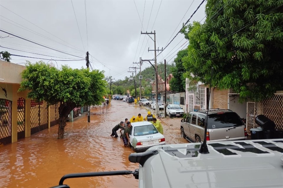 El huracán 'John' inundó más de 40 colonias en Acapulco y anegó el aeropuerto, además se reportó que CFE suspendió suministro eléctrico.