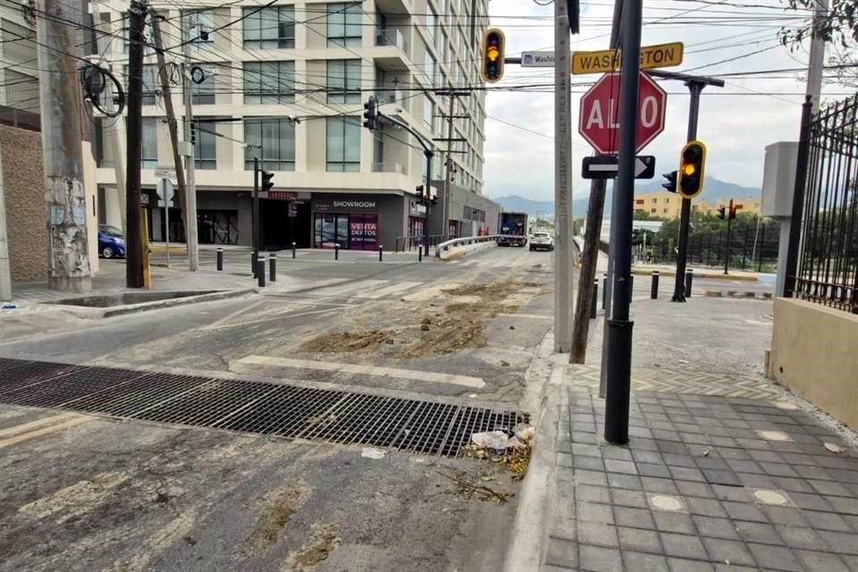 El responsable dejó otro montón de tierra casi en la esquina de Washington.