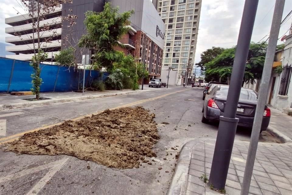 Una carga de tierra amarilla, como lodo, fue arrojada a la arteria, en el carril de circulación de norte a sur, en el cruce de Modesto Arreola.