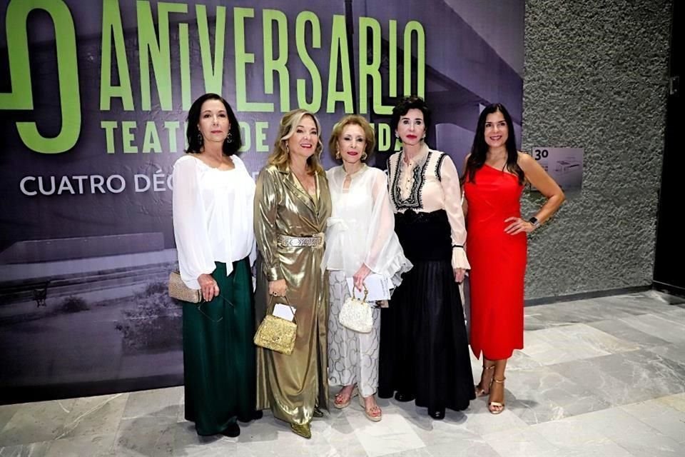 Yolanda Cepeda, Liliana Melo de Sada, Yolanda Santos de Hoyos, Pepita Serrano y Lorenia Canavati