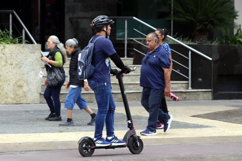 El Congreso de Jalisco planea topar en 25 kilómetros por hora la velocidad con la que circulan los patines eléctricos o 'scooters'.