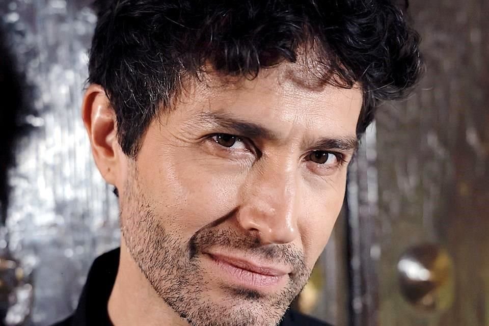 Benny Ibarra tiene 54 años.