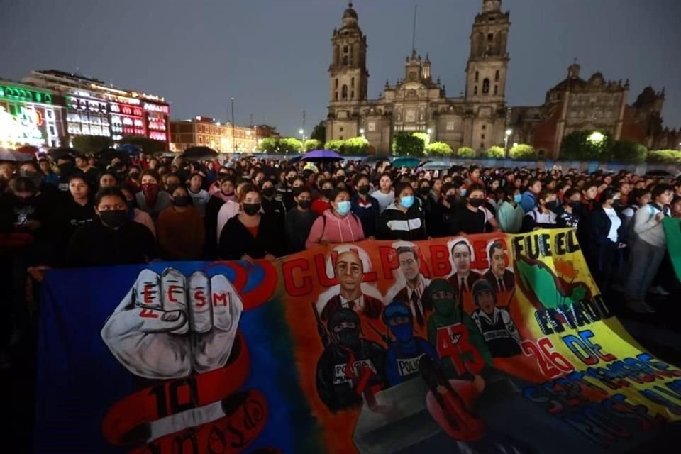 Policía de Guerrero detenido por su presunta complicidad con grupo criminal vinculado a caso Ayotzinapa es tío de uno de los 43 normalistas desaparecidos.