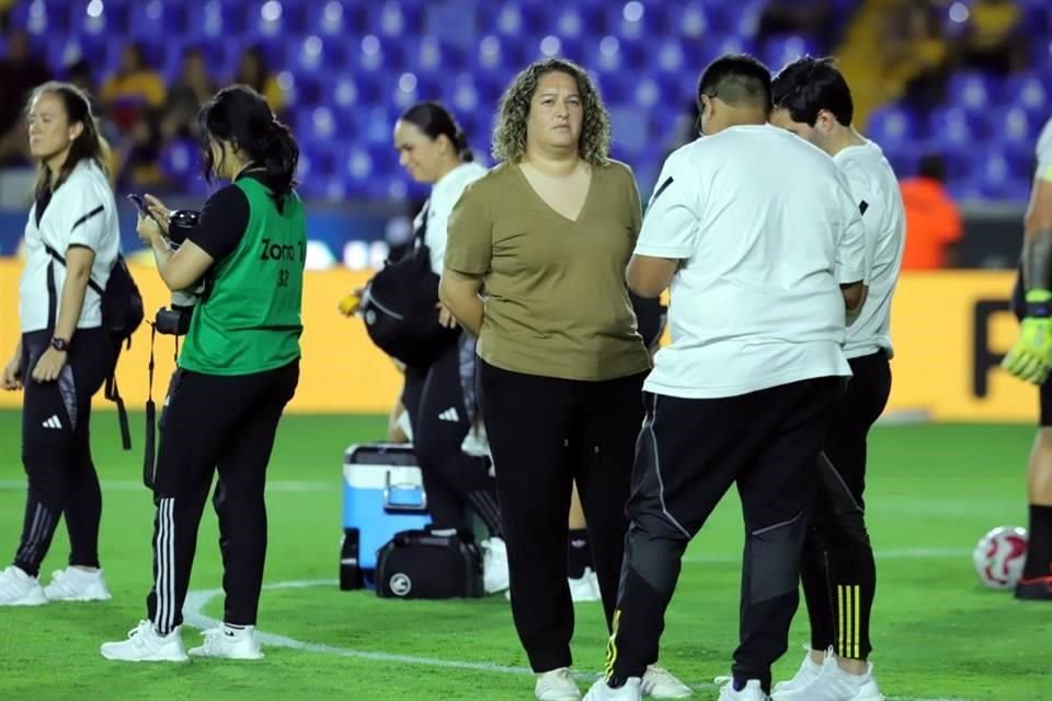 La entrenadora Milagros Martínez (al centro) platica con su cuerpo técnico momentos previos al duelo ante Cruz Azul.