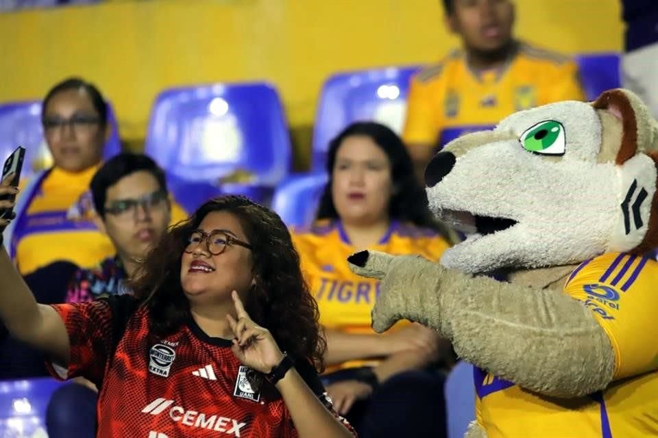 Seguidoras de las Amazonas se toman selfies con la mascota de Tigres.