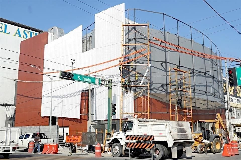 Los trabajos de remodelación continúan en el exterior del Teatro Calderón.