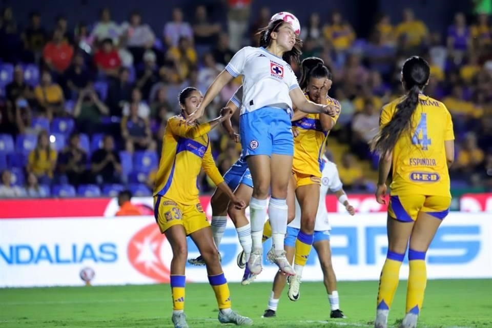 Cruz Azul Femenil puso gran resistencia en el primer tiempo.