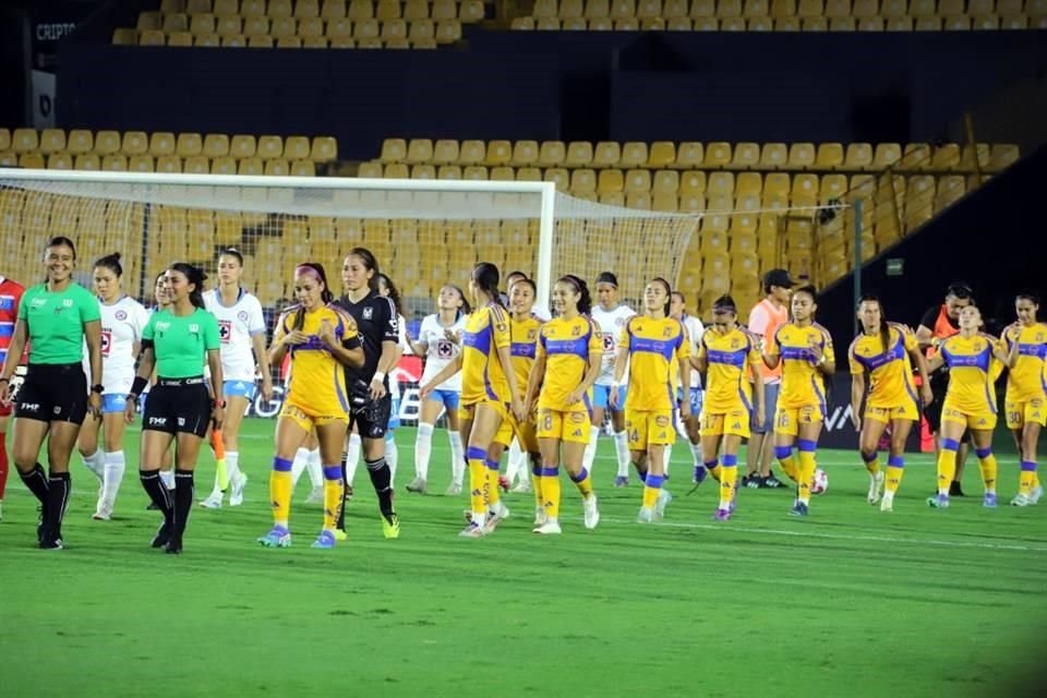 La salida de ambas escuadras a la cancha del Estadio Universitario.