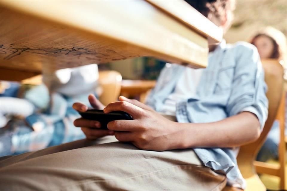Colegios locales ya prohíben el uso del celular en el salón.