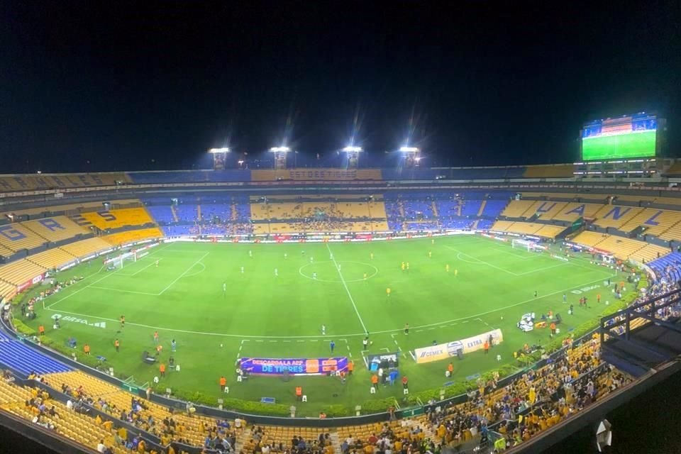 El Estadio Universitario resgitró una floja asistencia.