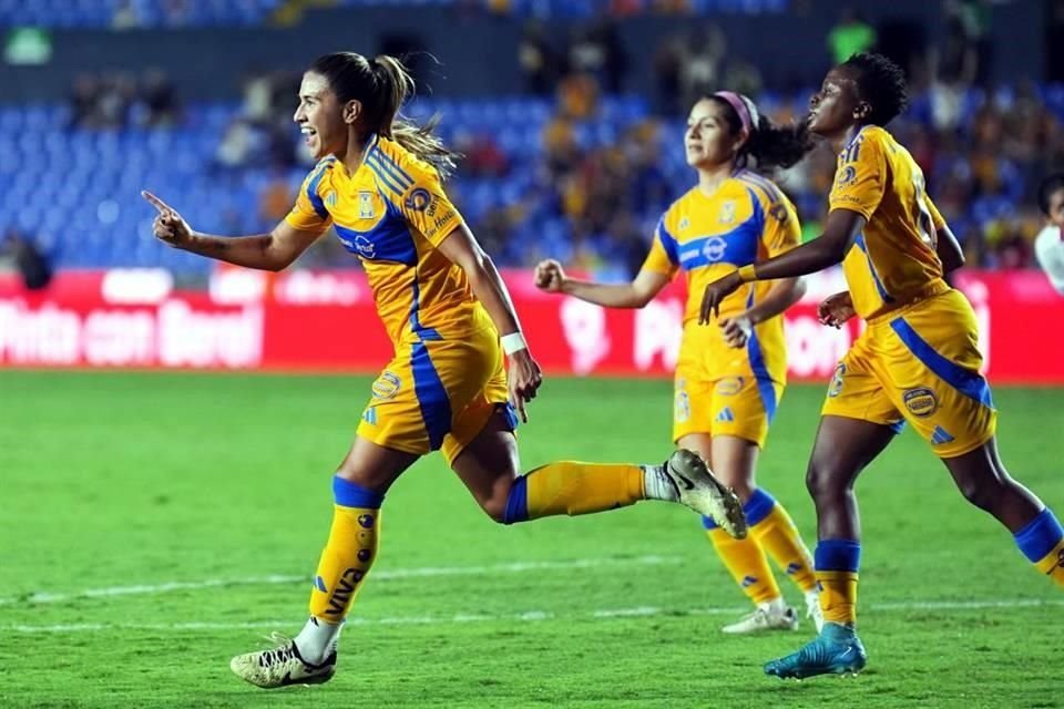 Nayeli Rangel, quien ingresó como relevo y le dio el empujón a Tigres para el triunfo, festeja su gol, el 2-0, a los 90+5 minutos.