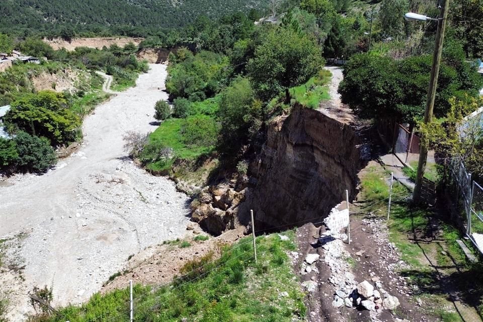  Por el deslave de un camino, habitantes de San Antonio de la Osamenta, Canoas, El Tunalillo, Santa Cruz y el Pajonal, se quedaron sin conexión con el resto del municipio.