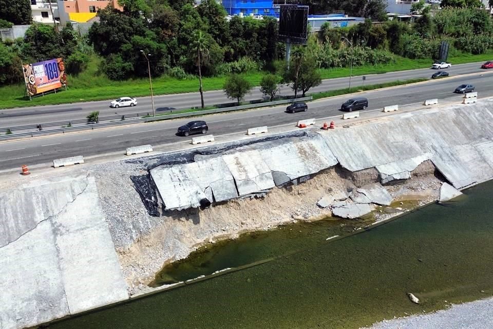 En un tramo del Par Vial se observan recubrimientos colapsados que llegan al lecho del Río Santa Catarina.