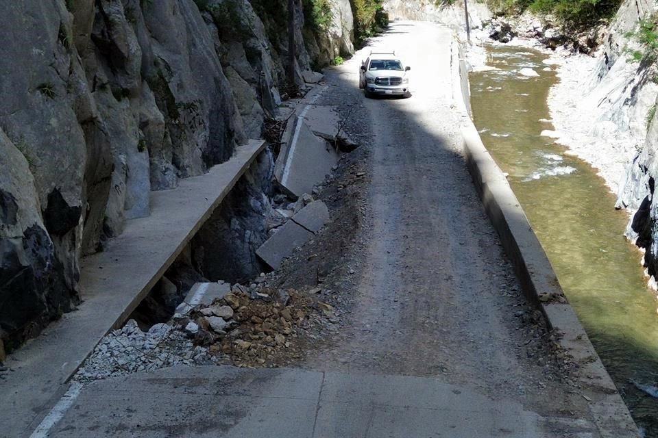   La carretera a Laguna de Sánchez luce con decenas de tramos destrozados entre esa comunidad y Ciénega de González.  