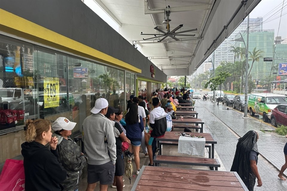 De acuerdo al reporte de Protección Civil y Bomberos del municipio de Acapulco, en Zona Diamante hay 31 fraccionamientos y colonias que están inundadas.