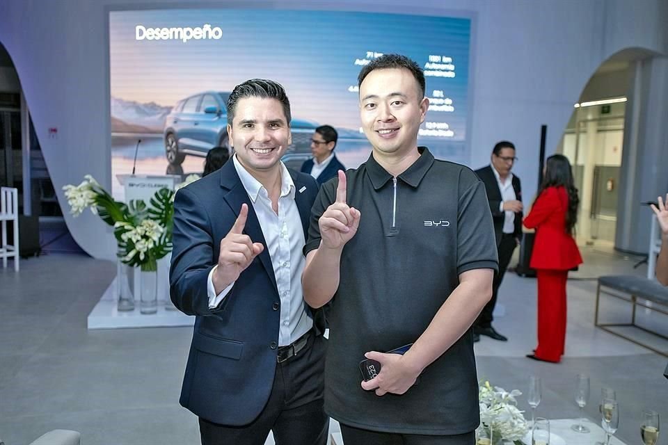 Alfredo Villanueva, Director de Estrategia CLEBER, y Ray Zou, Presidente BYD México.