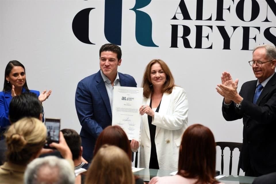 El Gobernador Samuel García distingue con el Premio Alfonso Reyes a Rosa Beltrán.