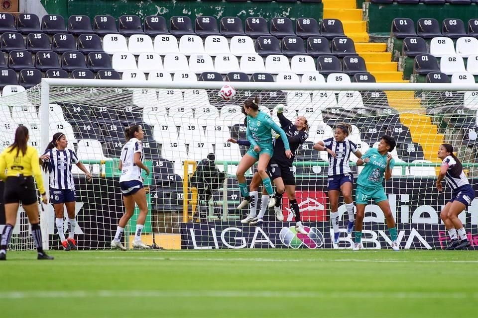 Una mala salida de Tajonar significó el 1-0 para el León.