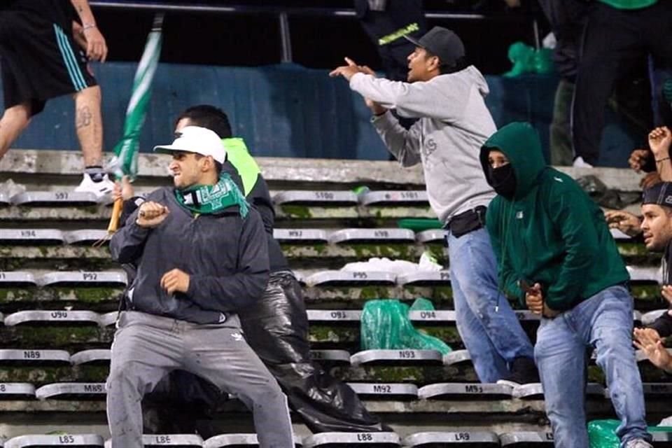 Los barristas del Atlético Nacional y Junior se enfrentaron en una pelea campal que suspendió el partido en Medellín.