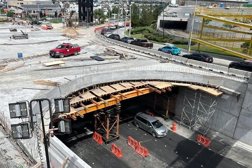 Los vecinos del poniente se quejan por los retrasos en la obra, que según ellos suma ya tres meses.