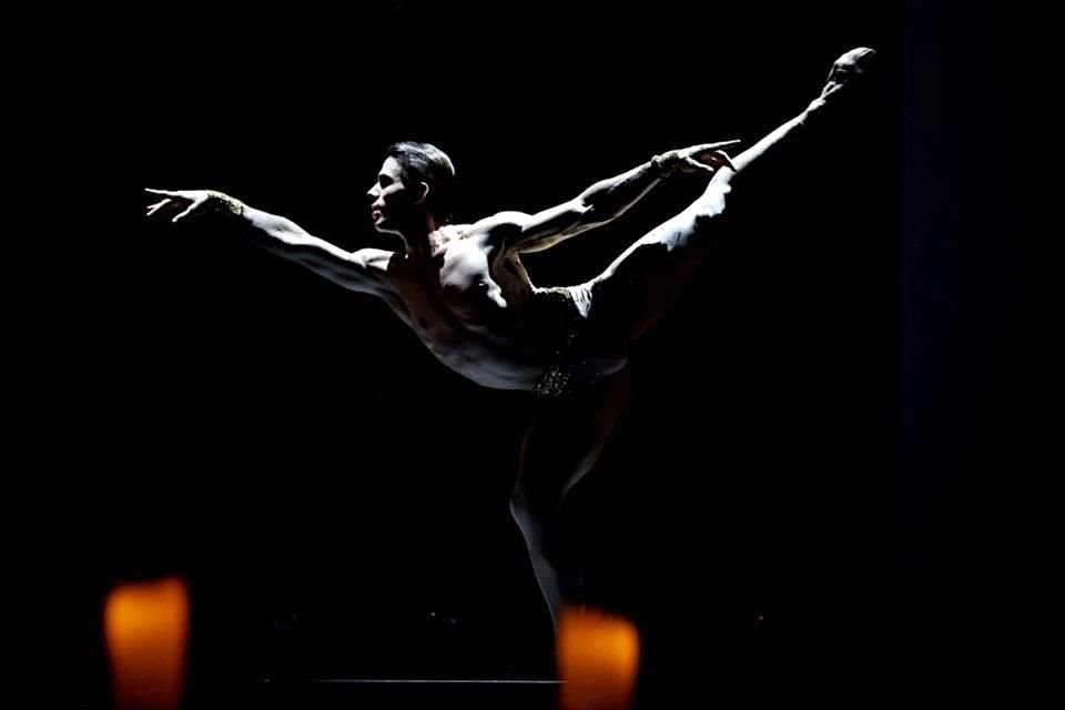 Luciano Perotto, Primer Bailarín del Ballet de Monterrey, en la Gala 'Trascendiendo'.