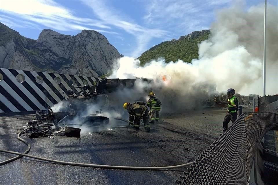 El tráiler se incendió tras impactar varios vehículos.