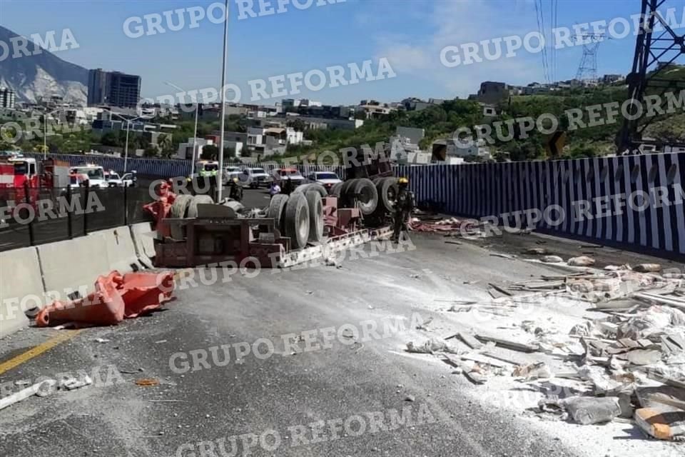 El tráiler, el cual presuntamente no tenía frenos, terminó volcado sobre la vía.