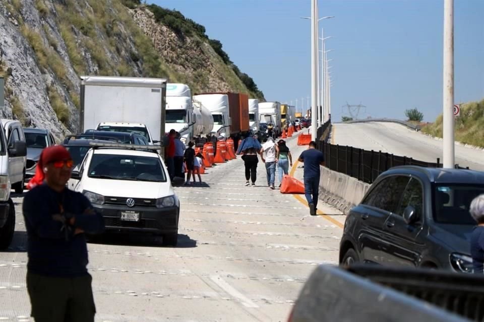 El accidente dejó cierres por espacio de al menos una hora en ambos sentidos.