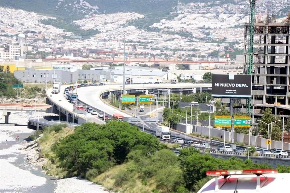 La salida de Monterrey fue cerrada, generando largas filas sobre Morones Prieto.