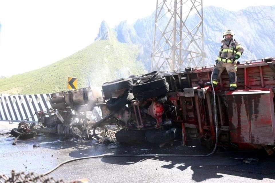 Al lugar acudieron Bomberos de Nuevo León, Protección Civil estatal, de San Pedro y de Santa Catarina.